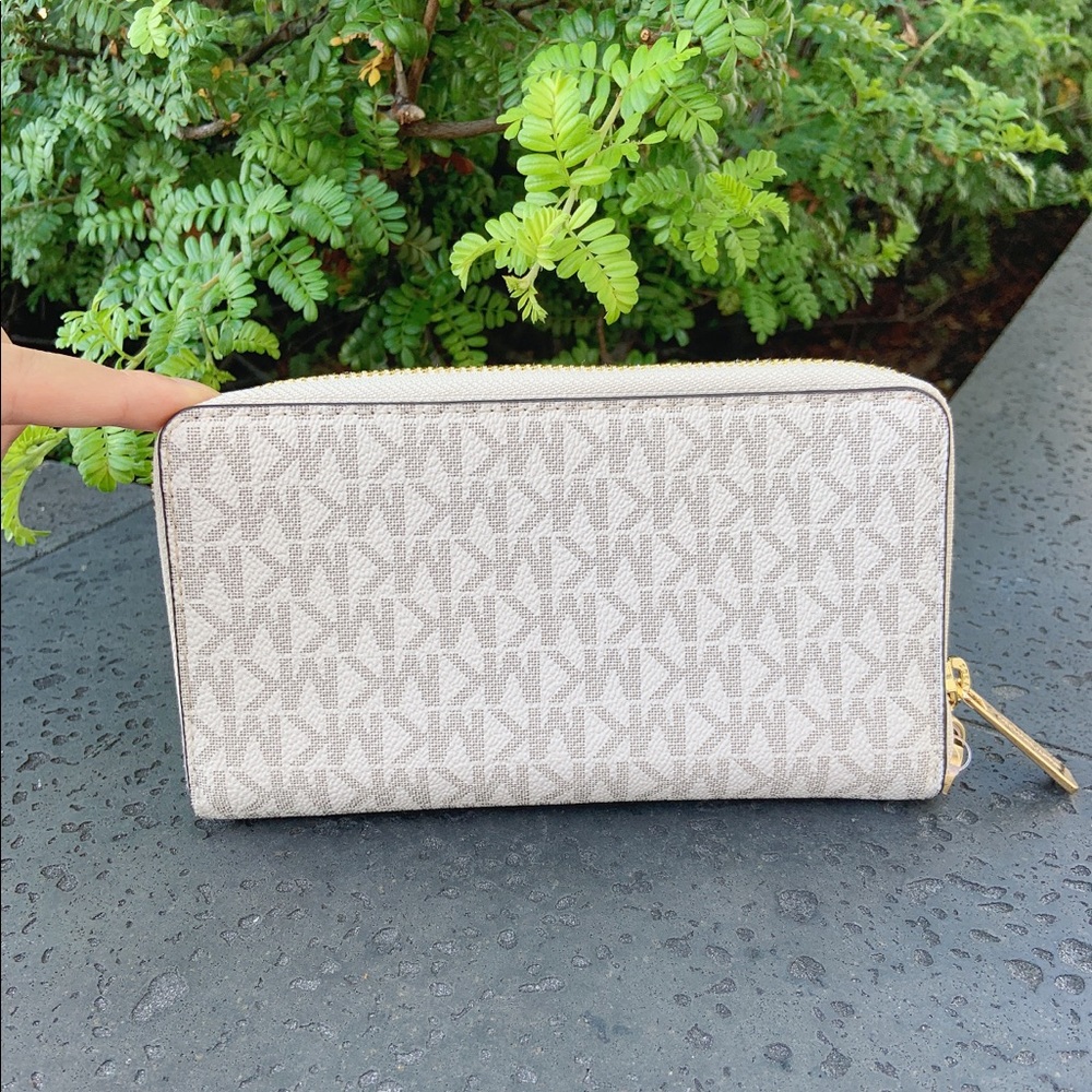 Micheal Kors vanilla logo crossbody and wallet set - Picture 6 of 16